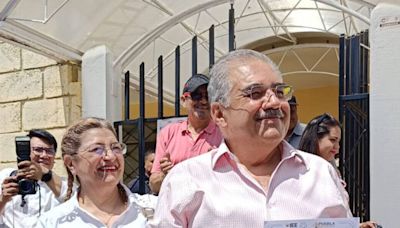 Angulo y Márquez reciben constancia por Huauchinango