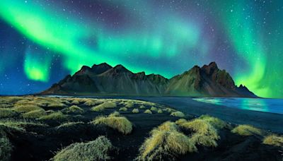 Stokksnes, la playa con auroras boreales junto a una montaña negra digna de una película de fantasía