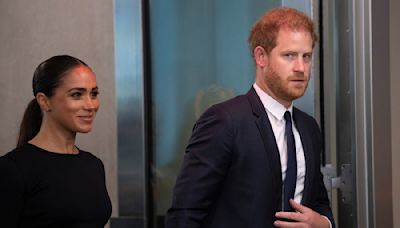 Harry de retour en Angleterre : opération rabibochage avec Charles III et William en l’absence de Meghan ?