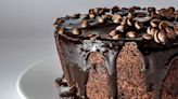 Sin horno y en pocos pasos, prepara esta deliciosa tarta de chocolate