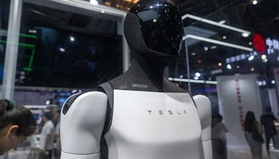 Tesla's Optimus robots are 'state of the art for 2014,' analyst says as Musk promotes the tech