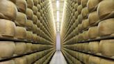 Muere empresario italiano aplastado por 25 mil piezas de queso