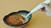 Cómo funciona la cuchara eléctrica de Japón que da gusto salado a la comida