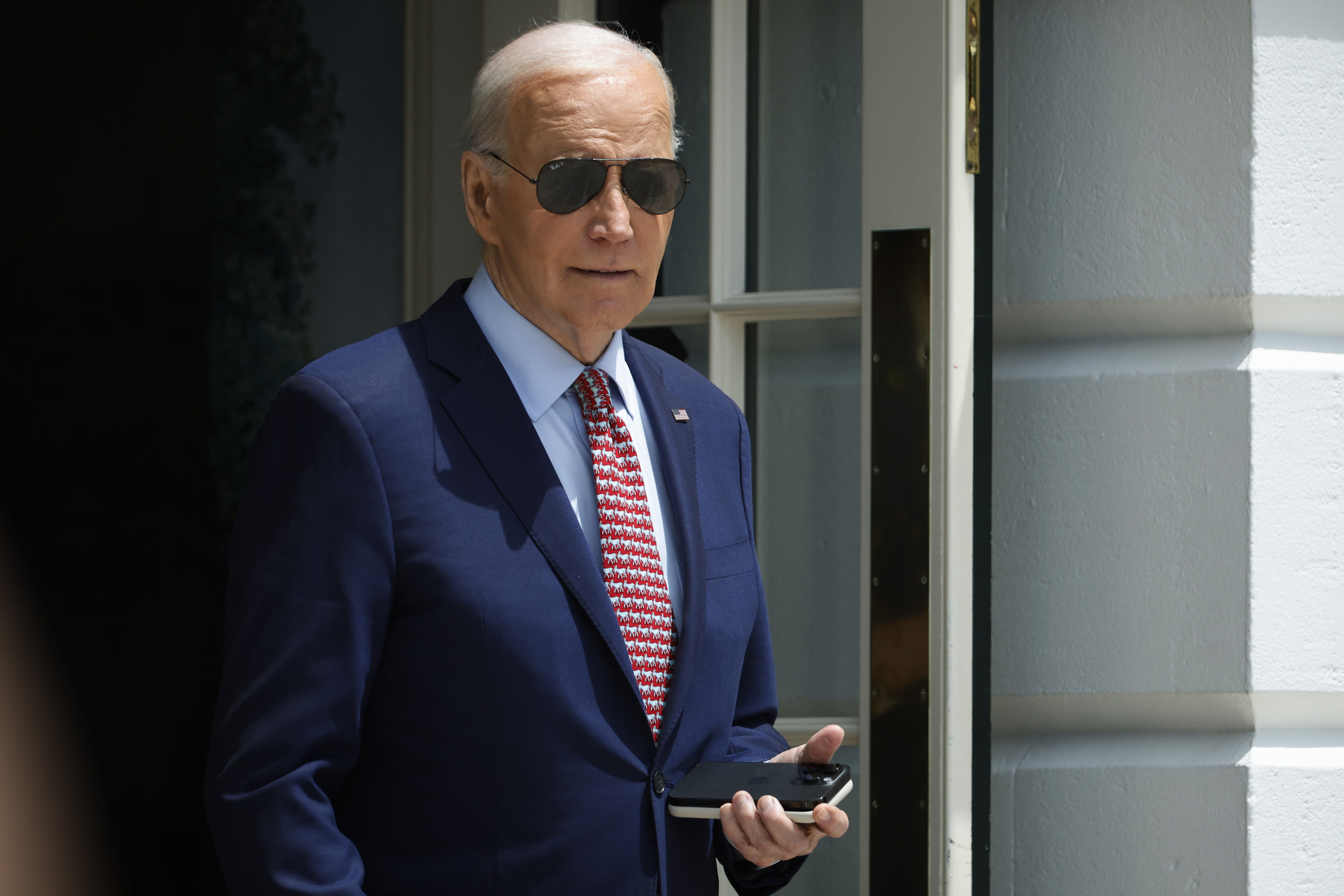 Government workers want to replace Biden