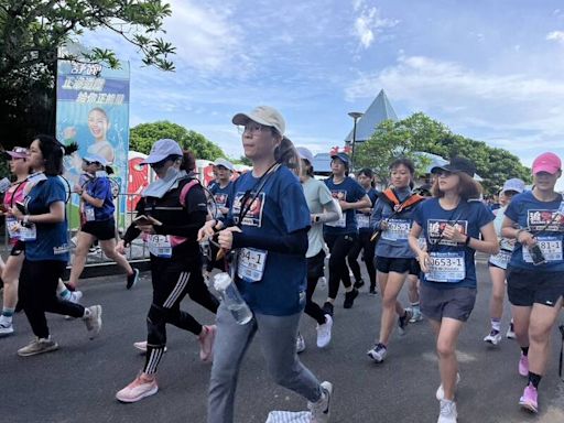 新北鐵道馬接力鳴槍起跑 女神棒打頭陣、追火車享美景