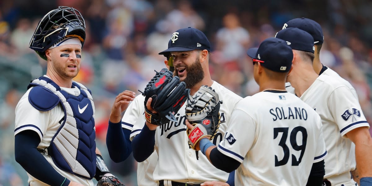 Brewers acquire former Cy Young winner Keuchel from Seattle