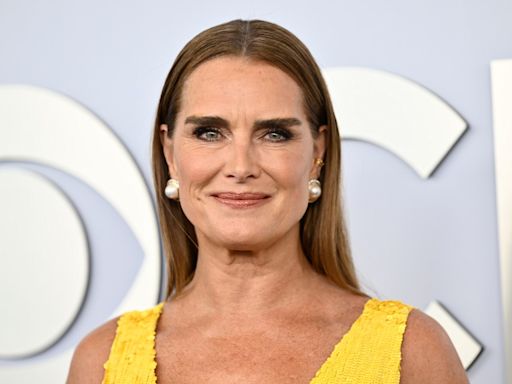 Brooke Shields sorprende al llevar Crocs en la alfombra roja de los Premios Tony - El Diario NY