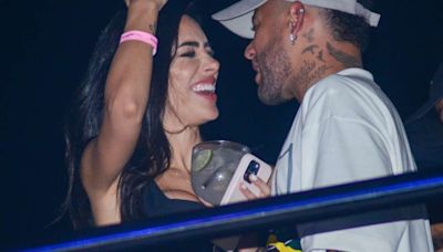 Neymar e Bruna Biancardi são flagrados aos beijos em show do Thiaguinho em SP