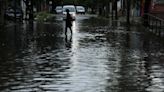 Tras dos tragedias: el terror de los vecinos de Valentín Alsina por postes de luz en medio de calles inundadas