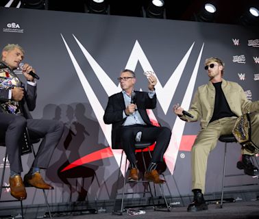 Cody Rhodes expone el cinturón de la WWE ante el influencer Logan Paul