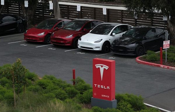 Feds Probe Tesla's Recall of 2 Million EVs Over Autopilot