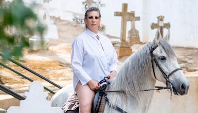 Indignación en Almenar (Lleida) por las fotos de una mujer en bañador a caballo dentro del cementerio