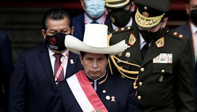 ¿Vuelve Pedro Castillo a la política peruana? El vacío legal que permitiría su llegada al Congreso - La Tercera