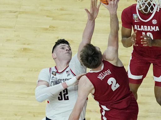 Alabama basketball's Grant Nelson announces he'll return to play for Crimson Tide