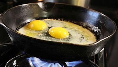 Simple 30-second method ensures egg yolks never break during cooking