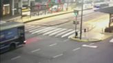 Video: perdió el control de su auto, chocó contra el Metrobus en San Telmo y atropelló a una mujer que esperaba el colectivo