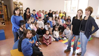 La autora Kris M. García San-Miguel reinaugura la biblioteca del colegio Miguel de Cervantes