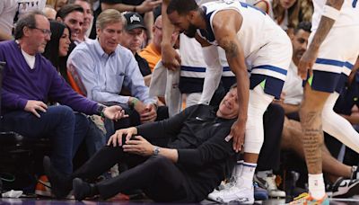 Wolves coach Finch injured in sideline collision