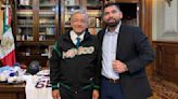 AMLO presume foto con José Urquidy