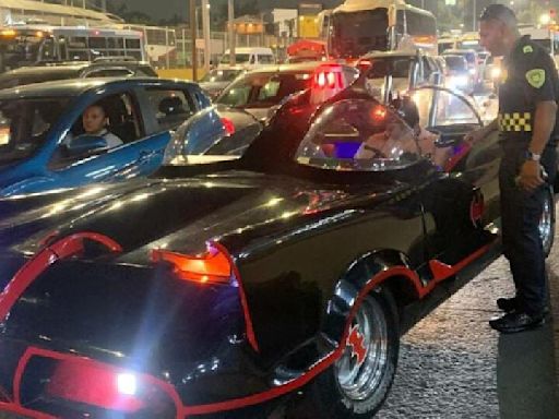 ¡Santa infracción! Multan a Batman por invadir carril de Metrobús con su batimóvil