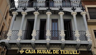 El edificio de la sede central de Caja Rural de Teruel finaliza su rehabilitación para lucir de nuevo su fachada de estilo modernista