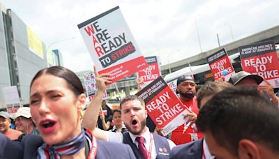 American Airlines attendants are picketing—again