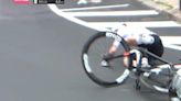 Enfado monumental de Pogacar tras caerse en el Giro