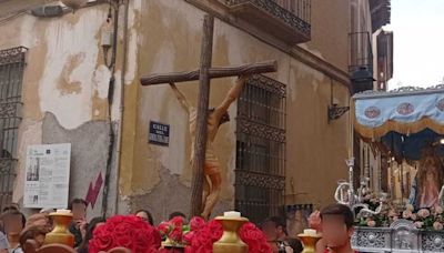 La calle Corredera de Lorca se viste de gala con la Procesión de Papel de la Semana Santa