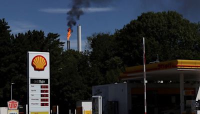 Shell smashes forecasts with $7.7 billion quarterly profit