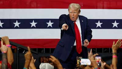 Trump llama “lunática radical” a Kamala Harris en primer mitín de campaña tras retirada de Biden - La Tercera