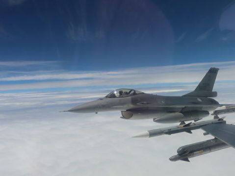 台灣F-16V監控中共殲-16和轟-6 視頻曝光