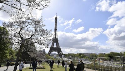 Cinq cercueils mystérieusement retrouvés au pied de la tour Eiffel