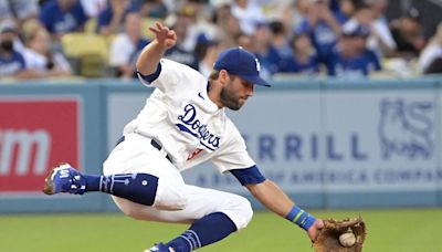 Dodgers Infielder Exits Game Early vs Giants With Apparent Leg Injury