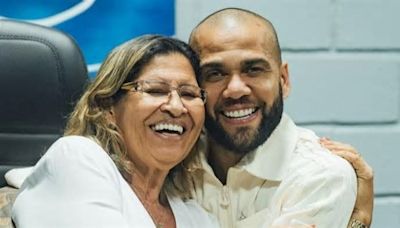 La madre de Dani Alves, tras la salida de prisión del futbolista brasileño: "Dios siempre manda. Te amo, hijo mío"