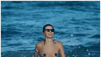 Isabeli Fontana posta de topless em Miami e ganha elogios dos fãs: 'Deusa'