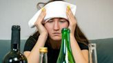 Nueve síntomas después de beber alcohol que podrían significar algo más grave que una simple resaca - La Tercera