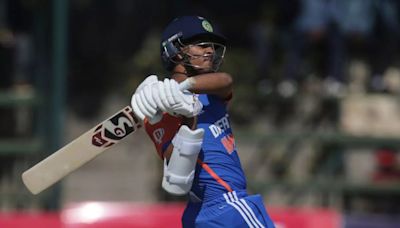 Yashasvi Jaiswal Lights Up Fans' Day With Autographs, Selfies After Slamming 93 Against Zimbabwe