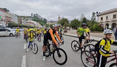 El ciclista Óscar Pereiro da la lección más práctica a escolares de Vegadeo y Castropol: 'Para ser profesional del deporte primero hay que divertirse y ser niños'