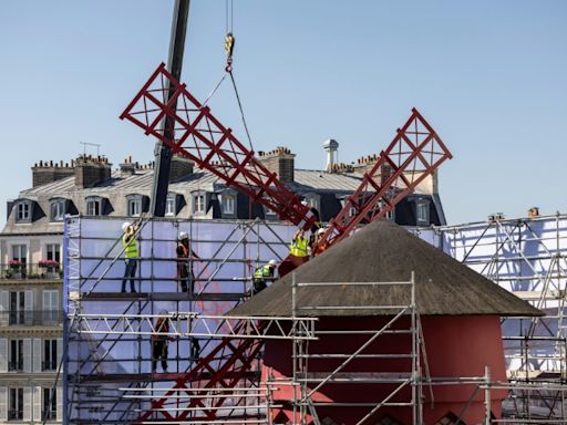 El emblemático Moulin Rouge de París recibe nuevas aspas a tiempo para los Juegos Olímpicos