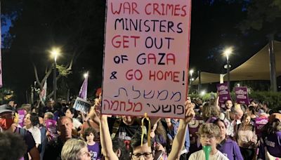 Miembros de la comunidad judía y árabe de Tel Aviv se manifiestan por el fin de la guerra