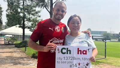 Chivas: ¡Cumplió su sueño! Mujer viajó desde Hong Kong para conocer a 'Chicharito' Hernández