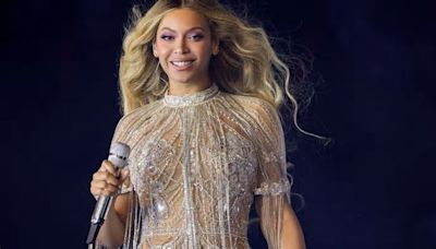 Beyoncé mostra i suoi capelli ricci naturali e la sua hair routine a prova di bionda (da 25 anni)