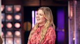 Kelly Clarkson Said Taylor Swift Sends Her Flowers After Each Of Her Rerecorded Albums, And It’s Proof That Her 2019 Tweet...