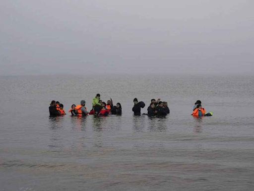 4 migrants die while attempting to cross the English Channel from northern France - Times of India