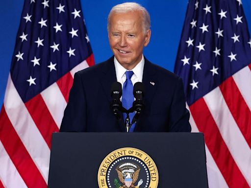 Biden promete no abandonar la carrera electoral y "seguir adelante", pero vuelve a equivocarse