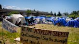 Cientos de solicitantes de asilo acampan cerca de Seattle junto a un motel desocupado