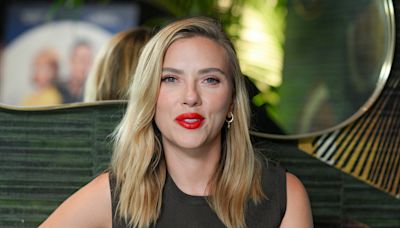 À Madrid, Scarlett Johansson affiche un maquillage des plus glamours