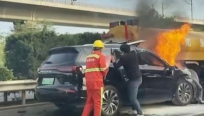 華為電動車「問界」追撞失火釀3死 微博掀風暴(組圖) - 社會百態 -