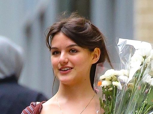 Suri Cruise buys herself flowers on 18th birthday as father Tom films in UK