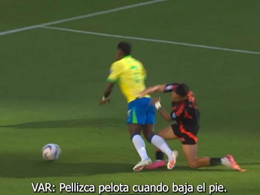 Los audios del VAR de las polémicas en Brasil-Colombia: el penal no sancionado a Vinicius Jr. y el offside en el gol de Davinson Sánchez